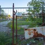 Ridiscendiamo ora per andare a visitare il retro della struttura. Prima per� il nostro sguardo si posa su una recinzione che delimita una grande area con delle macerie al centro: sono i resti di un edificio coevo alla masseria, abbattuto nel luglio del 2012 